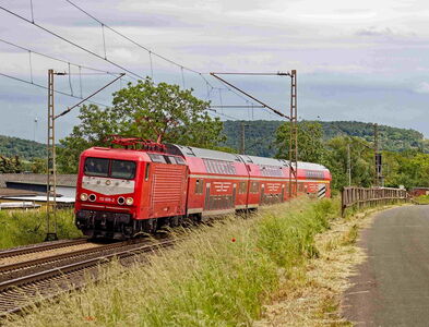 roter WFL ÖPNV Doppelstockzug fährt durch Landschaft