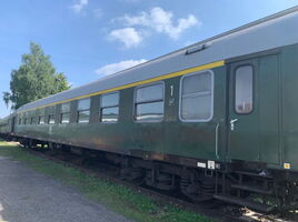 Außenansicht eines historischen Sitzwagens 1.Klasse mit Abteilen