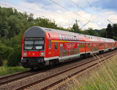 roter WFL ÖPNV Doppelstockzug fährt durch Landschaft