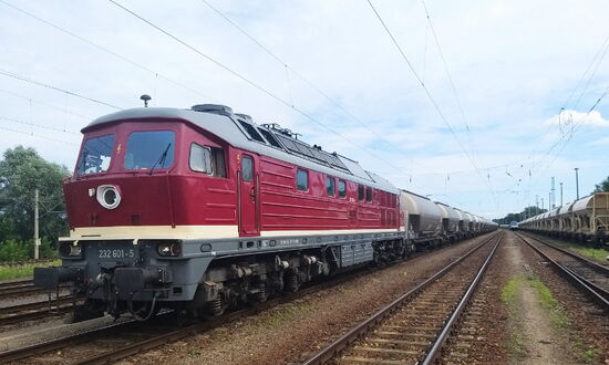 WFL Güterzug mit rot weißer Diesellok der Reihe 232