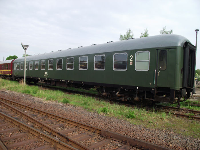 Außenansicht eines grünen historischen Abteil Wagens der WFL Flotte